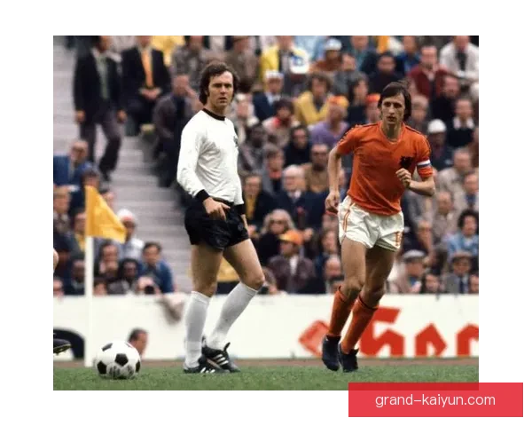 克鲁伊夫经典瞬间引发回忆，足球史上不可磨灭的传奇时刻