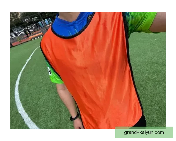 山东泰山坚持使用橙色球衣展示全新形象，备受球迷关注