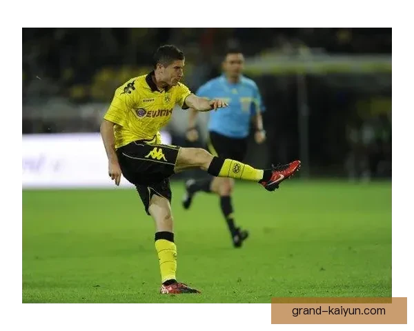 莱万多夫斯基生涯700球里程碑已完成，状态持续稳健引人关注